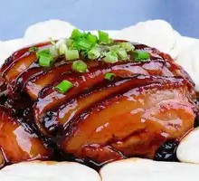 Braised pork with flatbread