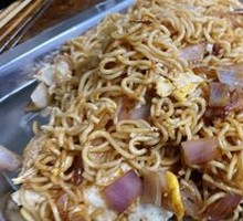 Stir-Fried Instant Noodles on Iron Plate