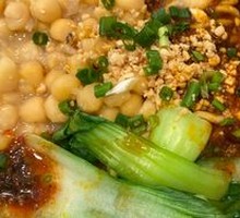 Spicy Pork Sauce Noodles with Peas