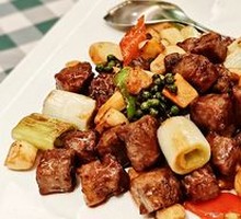 Stir-Fried Snowflake Beef Cubes with King Oyster Mushrooms