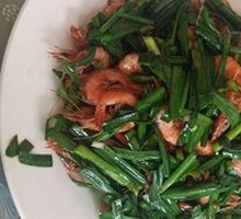Stir-fried河虾 with leeks