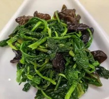 Spinach with Wood Ear Mushrooms