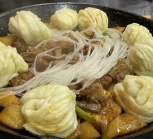 Braised Pork Ribs with Green Beans and Steamed Buns in One Pot