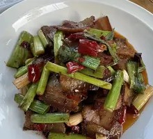 Stir-fried腊肉 with Red-skinned Garlic