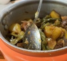Stewed Pork Ribs with Green Beans and Mashed Potatoes
