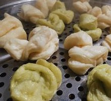 Flower-shaped steamed bun