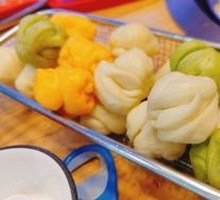 Flower-shaped steamed bun