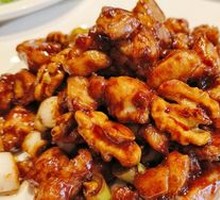 Stir-Fried Chicken with Walnuts in Sauce