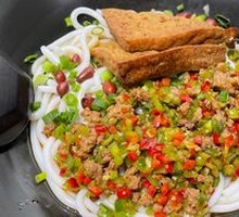 Spicy Beef Minced with Green Peppers and Rice Noodles