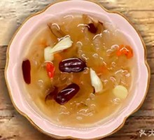 Goji Berry Lotus Seed Silver Ear Soup