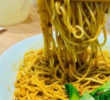 Spicy Pork Sauce Noodles with Peas