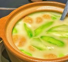 Hand-pounded fish balls with loofah