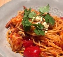 Pan-fried Shrimp with Tomato and Cashew Italian Pasta