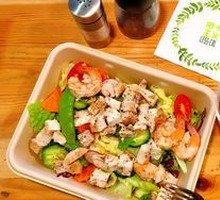 Oil-free Grilled Chicken Breast Fitness Salad