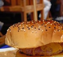 Min Da Pineapple Beef Burger