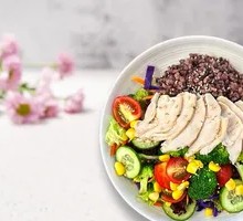 Chicken Breast Salad with Fresh Vegetables