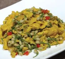 Locust Flower Stir-Fried with Eggs