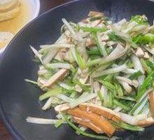 Water Celery Stir-fried with Fried Tofu Sheets