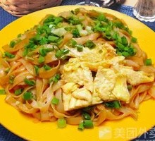 Stir-fried Rice Noodles with Egg and Shredded Pork