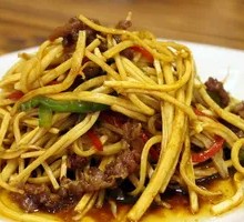 Bamboo shoot stir-fried with pork strips