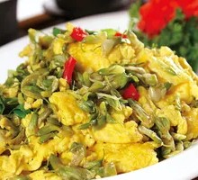 Stir-fried Eggs with Locust Blossoms
