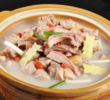 Health-Preserving Pig's Trotter Chicken Soup