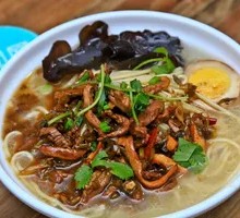 Green Pepper and Tofu Dry Shredded Pork Noodles