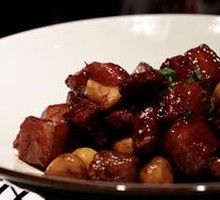 Braised Black Pork with Meat-filled Mantou from Dabie Mountains