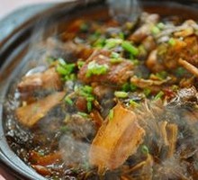 Black pork braised with preserved mustard greens