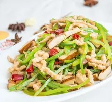 Green Pepper and Tofu Skin Stir-Fry