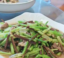 Stir-fried celery with shredded pork