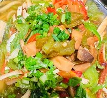 Green Pepper Shredded Pork Noodle Soup