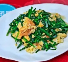Stir-fried eggs with chives