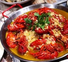 Spicy Garlic Lobster in Golden Soup