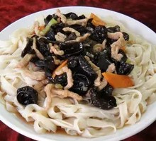 木耳炒肉盖浇面