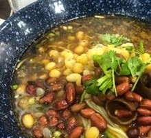 Spicy Pig Intestine Noodles with Peas and Meat Sauce