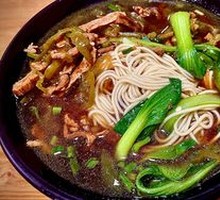 Green Pepper and Tofu Dry Shredded Pork Noodles