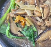 Braised Chicken with Mushrooms in Clay Pot Rice