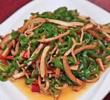 Green Pepper and Tofu Skin Stir-Fry