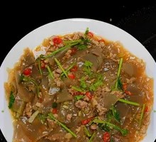 Cilantro and Pork Stir-fried Noodles