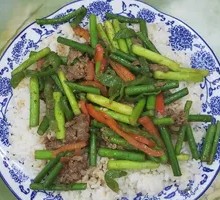 蒜苔牛肉盖浇饭