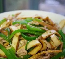 Green Pepper Tofu Shredded Pork Noodles