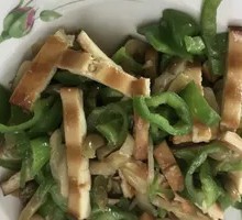 Green Pepper and Tofu Skin Stir-Fry
