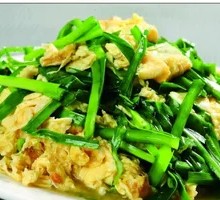 Stir-fried Eggs with Garlic Greens