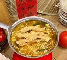 Sour Cabbage and Pork Crisp Noodles