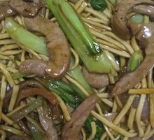 Tripe and Pork Stir-Fried Noodles