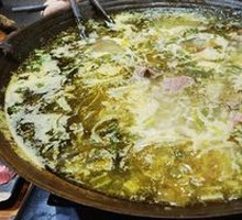 Sichuan-style Old Jar Pickled Cabbage Hot Pot