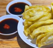 Pan-fried Dumplings with Vegetables and Pork