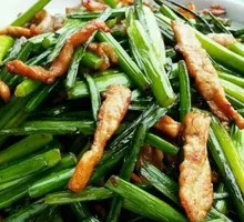 Stir-Fried Pork and Leek Strips