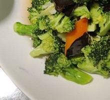 Broccoli Stir-fried with Black Wood Ear Mushrooms